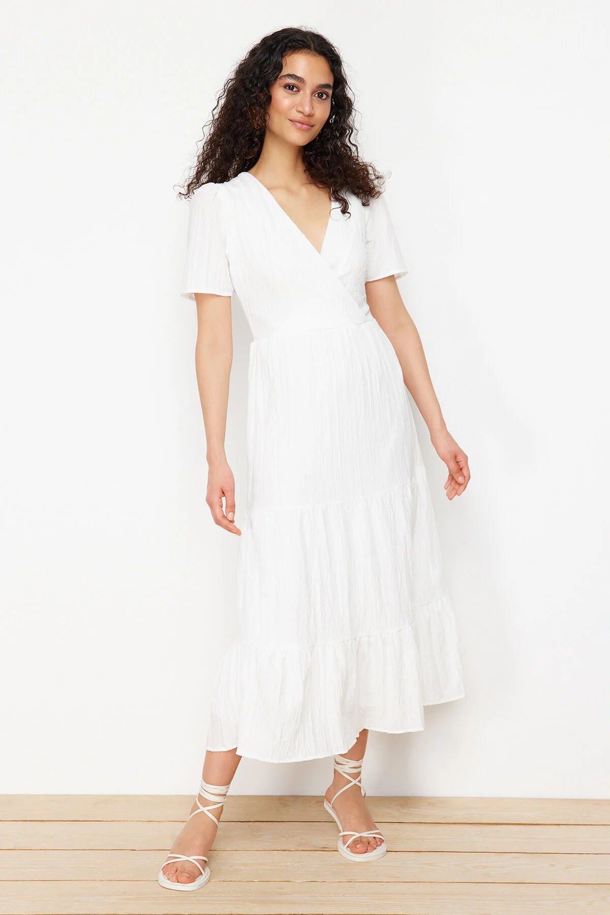Trendyol Collection  Ecrufarbenes Maxi-Gewebekleid mit Rock und Taillenöffnung, zweireihigem Kragen und Futter TWOSS24EL00693
