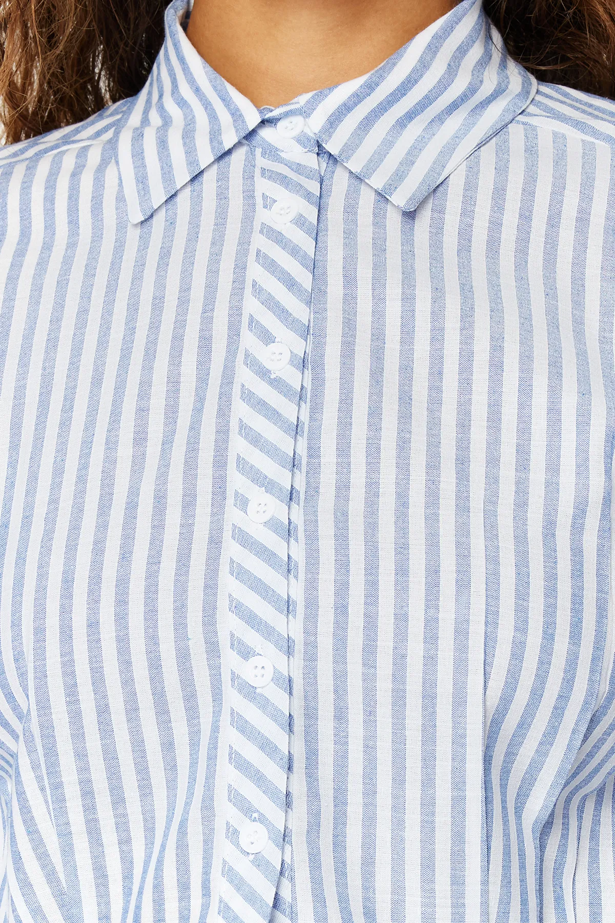 Trendyol Collection  Blau gestreiftes Crop-Shirt mit tief sitzenden Ärmeln - TWOSS24GO00092
