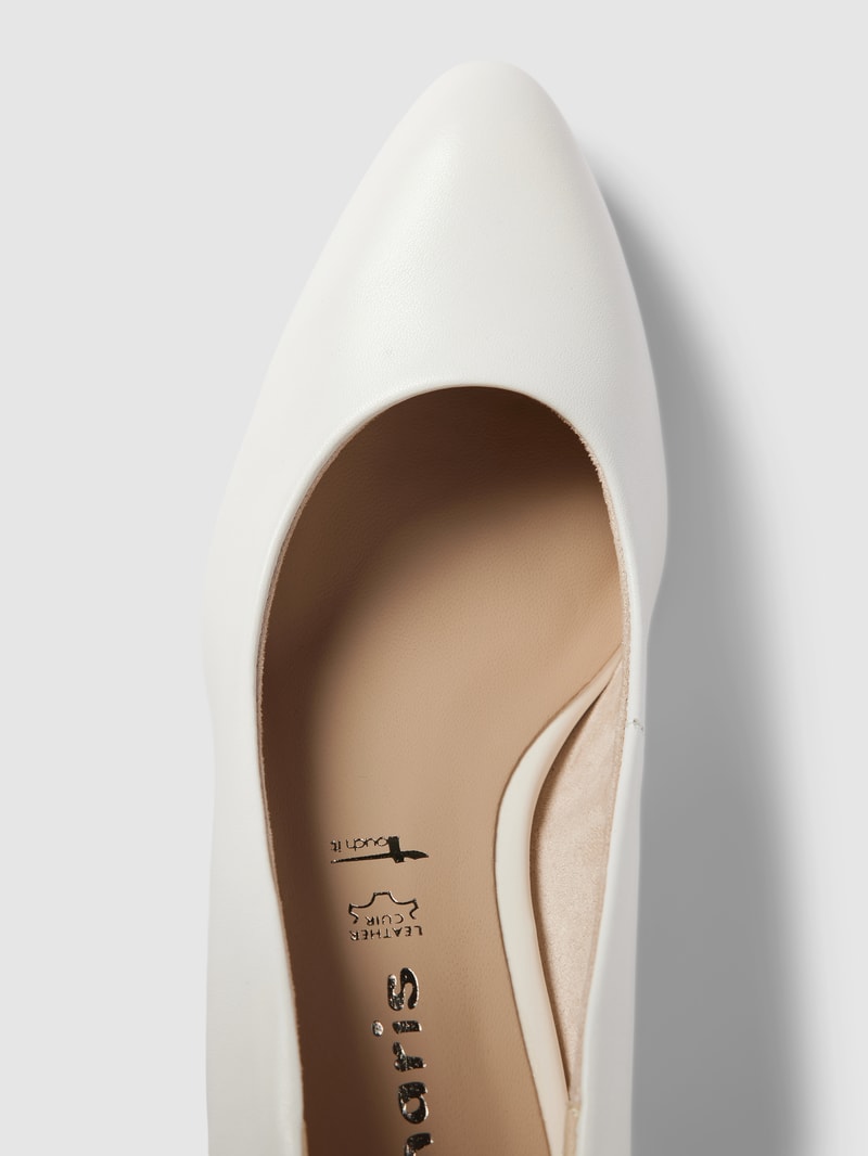 Pumps mit hohem Absatz in weiß