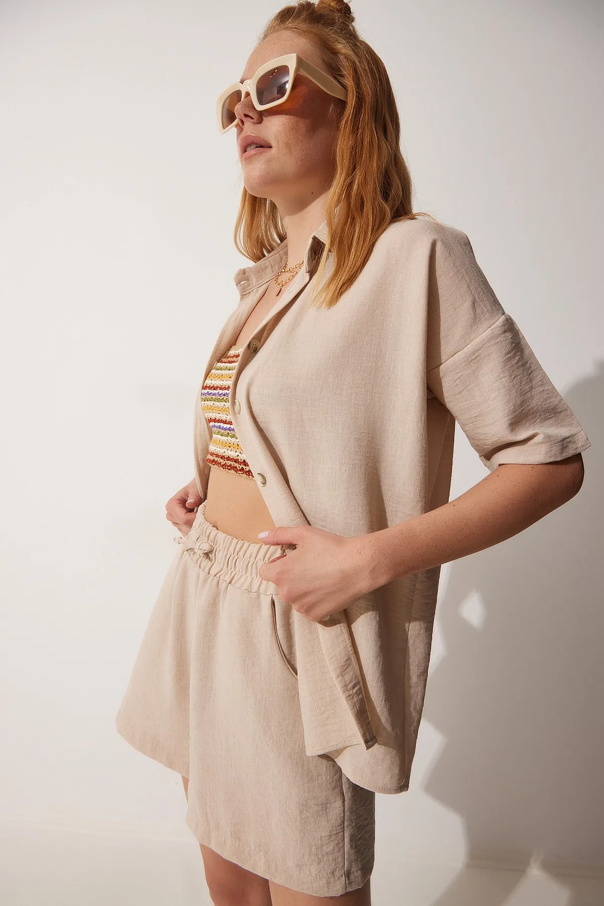 Happiness İstanbul  Beiges Sommer-Set aus Leinenhemd und Shorts für Damen CI00082