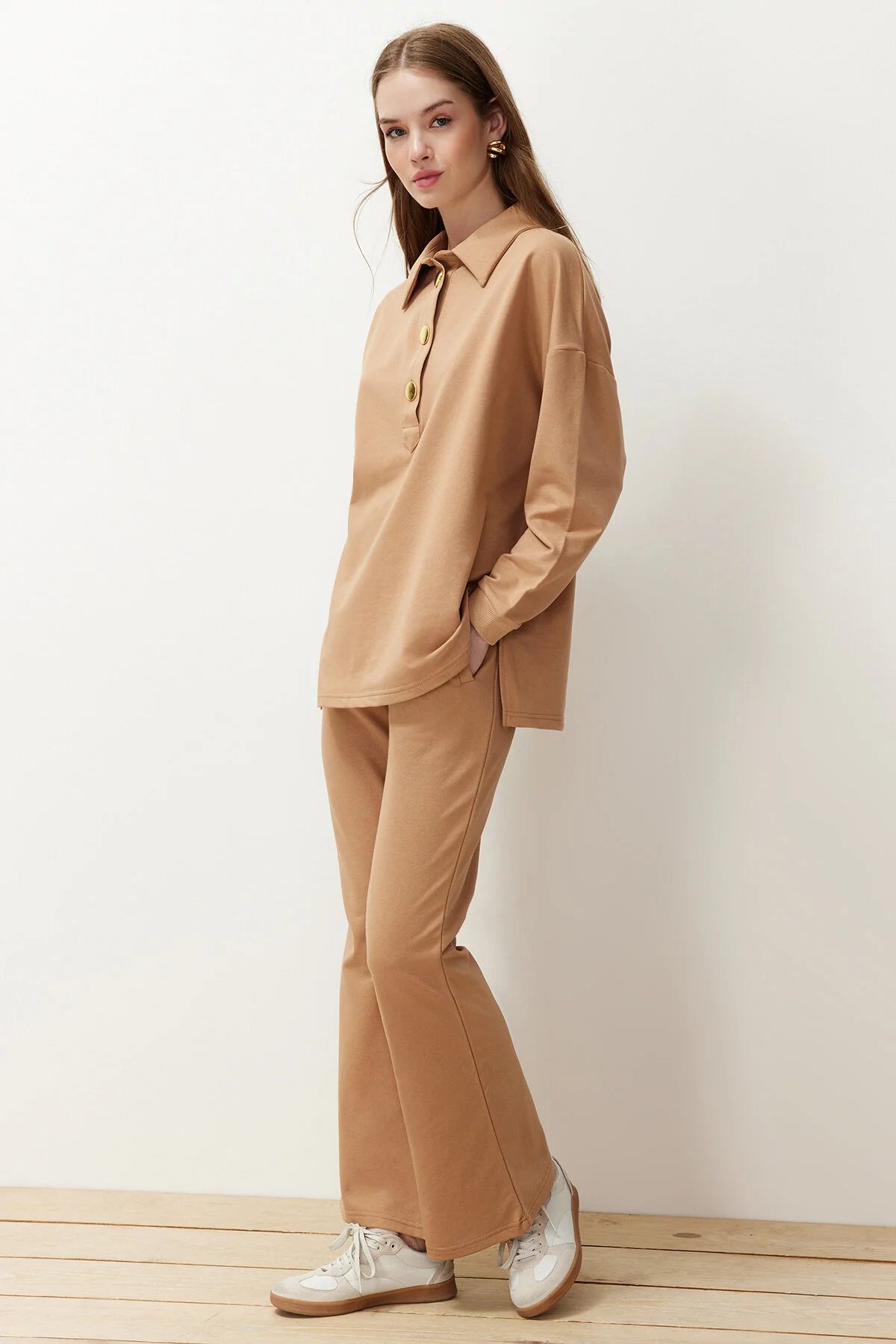 Trendyol Modest  Beiges Set aus Oberteil und Unterteil mit Polokragen und goldenen Knöpfen TCTSS24US00057