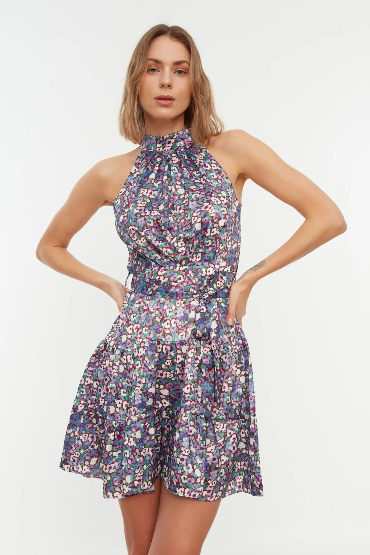 Trendyol Collection  Lilafarbenes Minikleid aus gewebtem Satin mit Blumenmuster TWOSS20EL2490