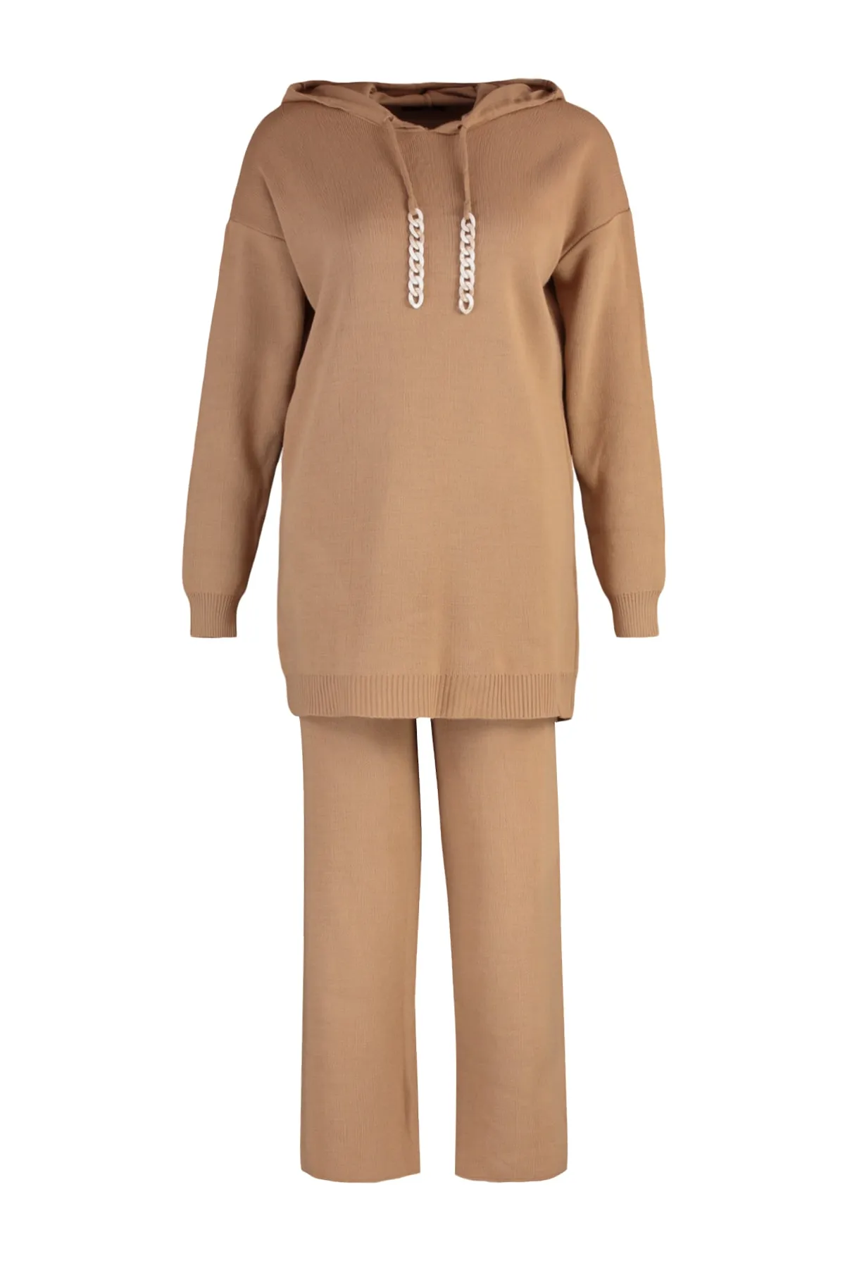 Trendyol Modest  Kamelfarbenes Strickset aus Pullover und Hose mit Kettendetail TCTAW23US00117