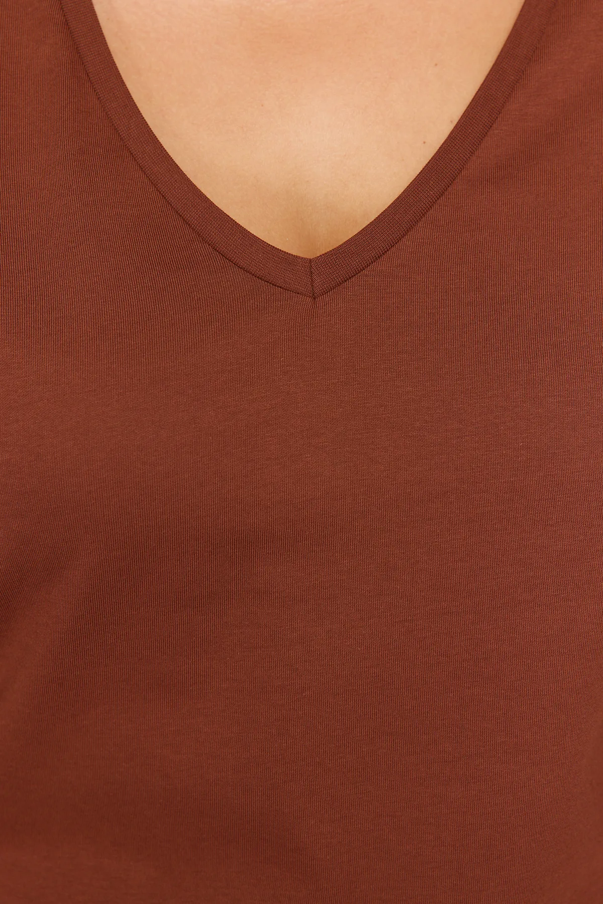 Trendyol Curve  Braunes Basic-Strick-T-Shirt mit V-Ausschnitt TBBSS22BF0028