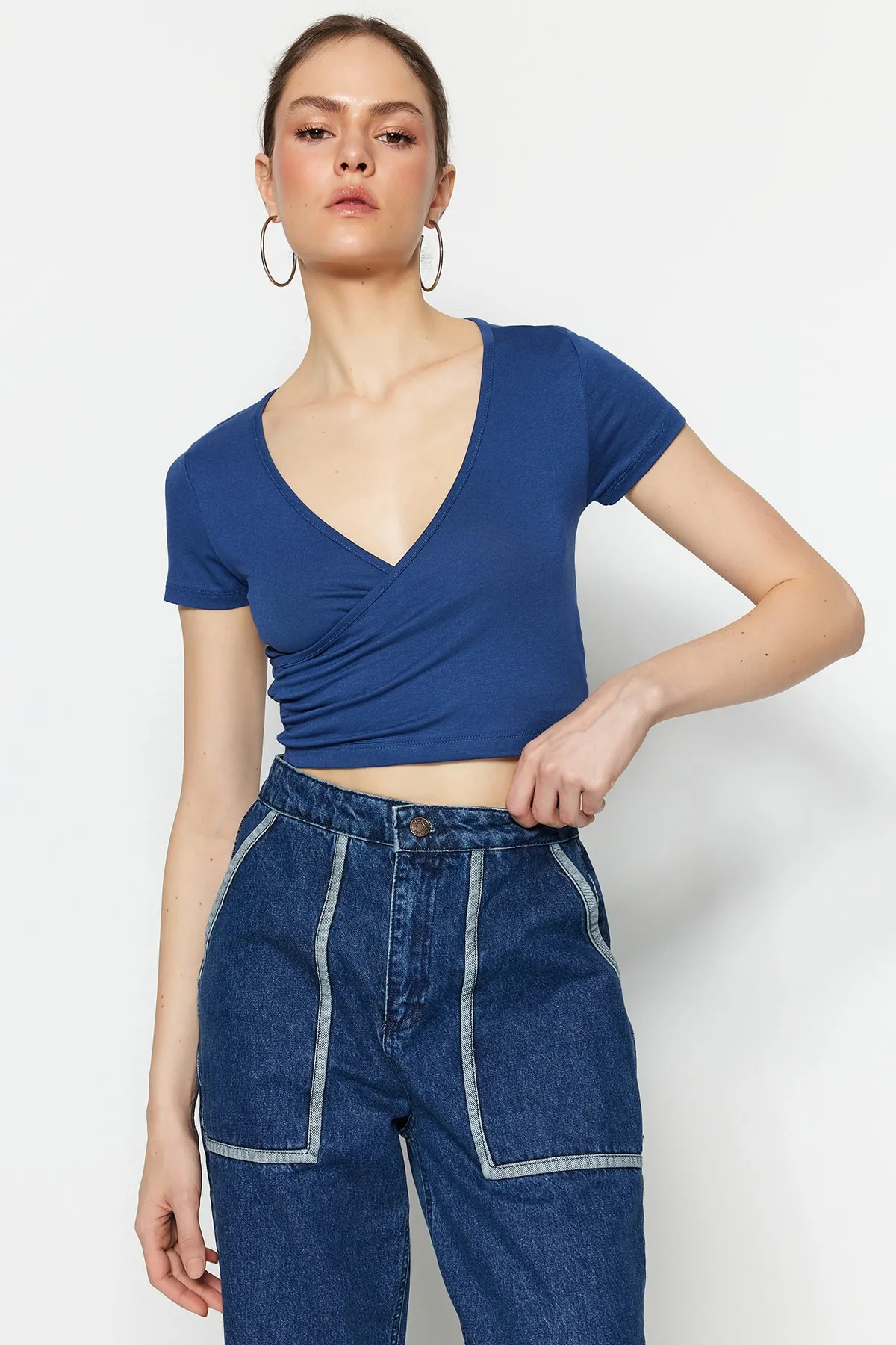 Trendyol Collection  Blaue, taillierte, zweireihige, bauchfreie Viskose-Strickbluse mit Halsausschnitt TWOSS22BZ0536