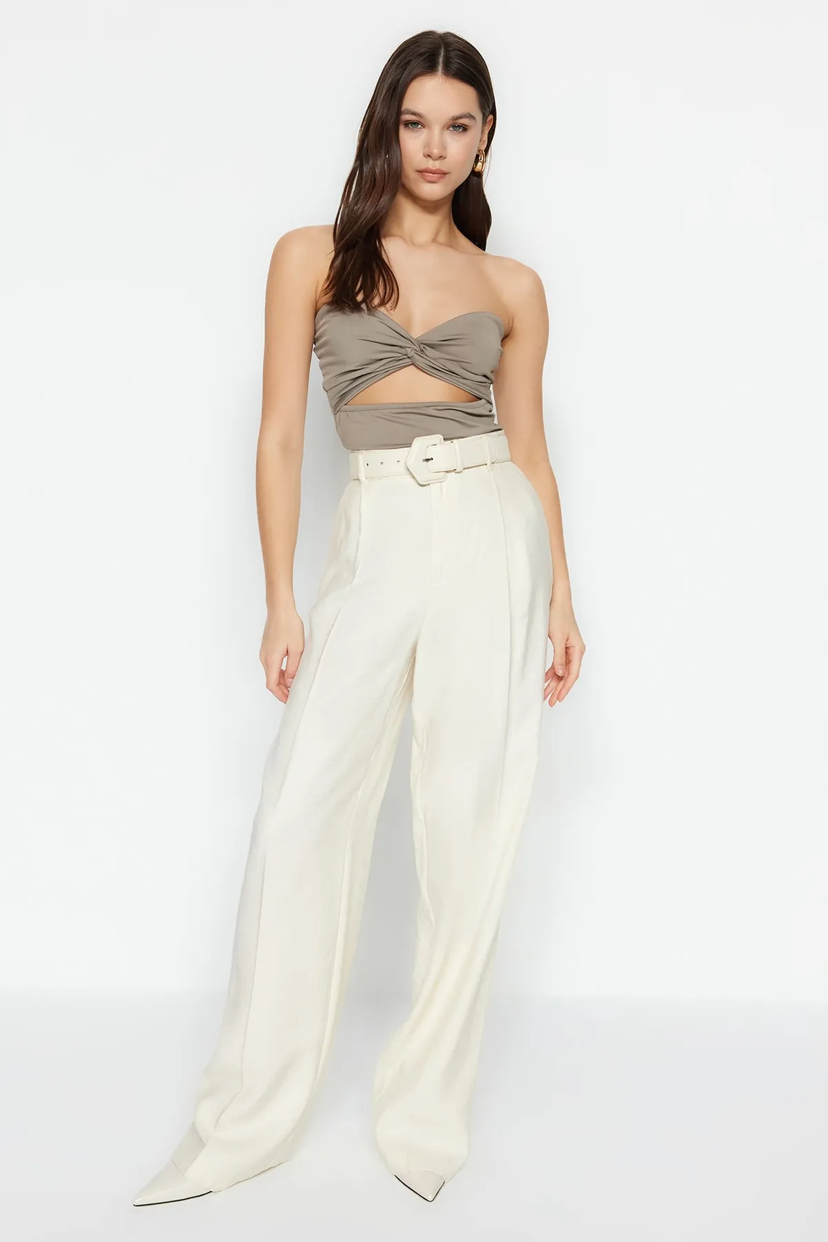Trendyol Collection  Nerzfarbener, trägerloser Body aus Stretch-Strick mit Knoten und Cut-Out-Details TWOSS23BD00075