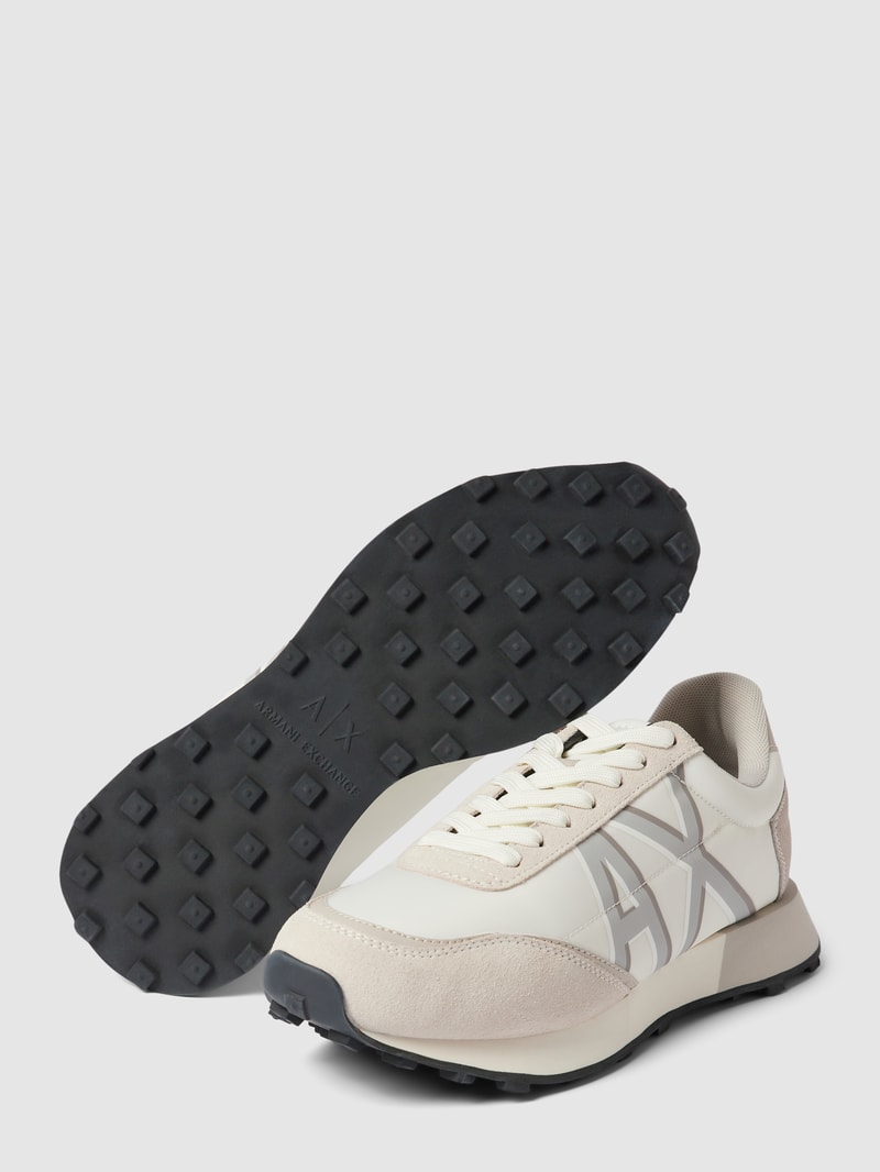 Sneaker mit Label-Detail in offwhite