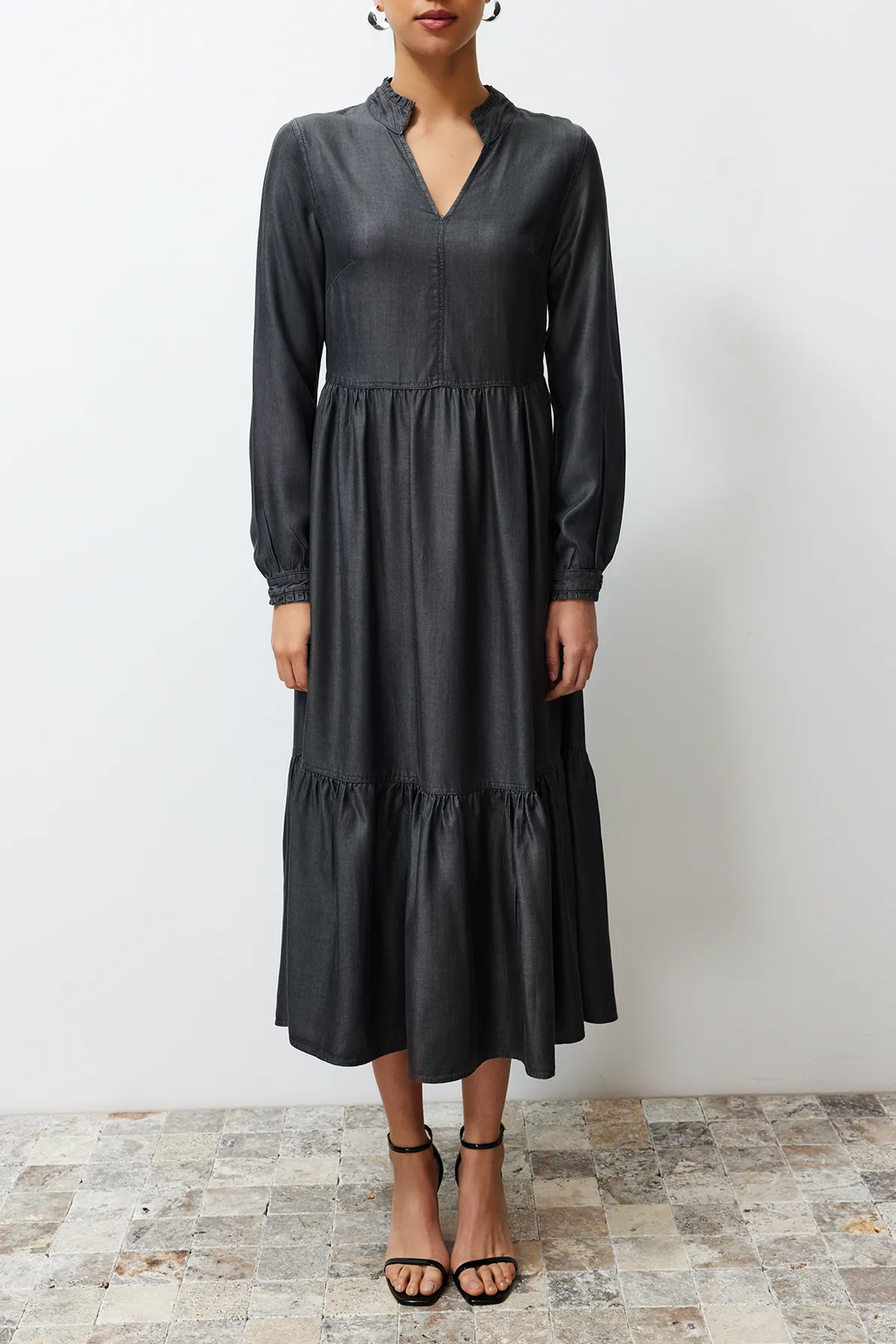 Trendyol Collection  Anthrazitfarbenes Lyosell-Jeans-Maxikleid TWOSS24EL00778
