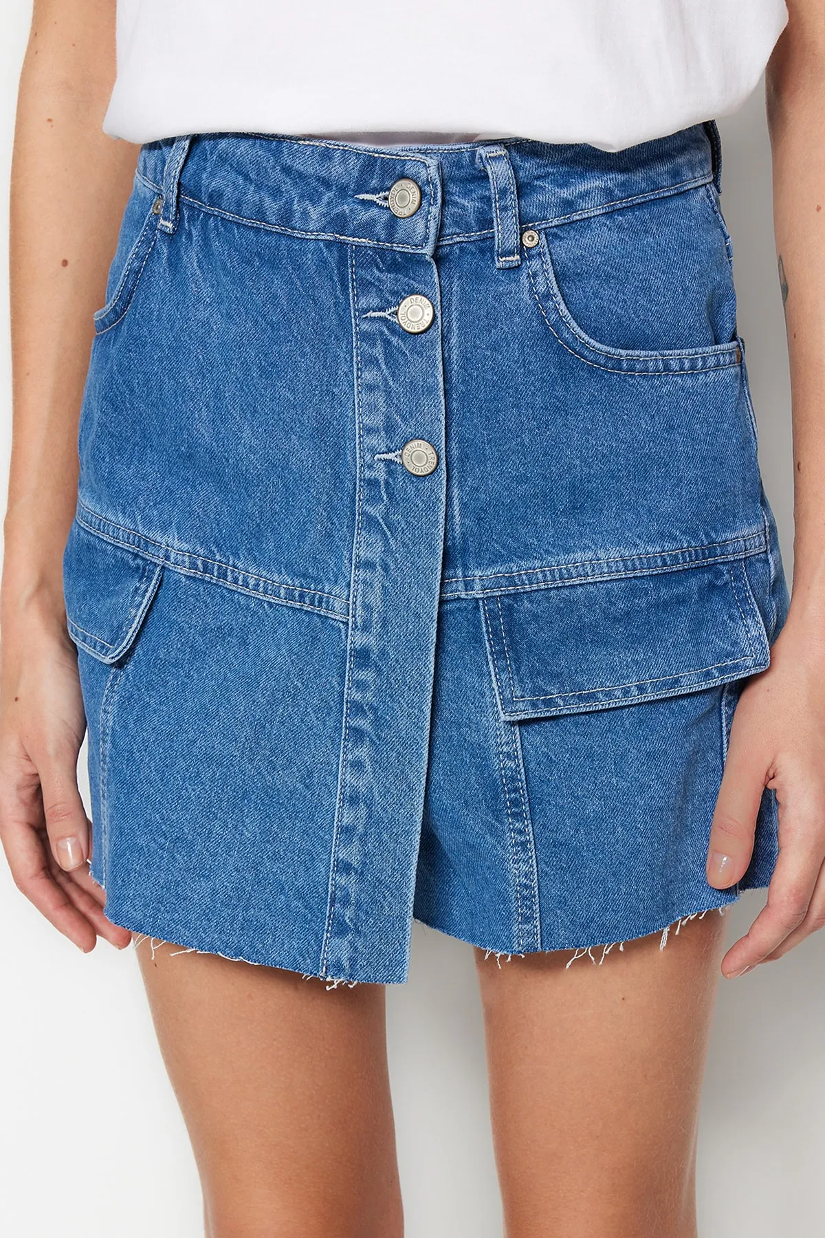 Trendyol Collection  Dunkelblauer Jeans-Shorts-Rock mit Cargo-Tasche TWOSS23SR00093