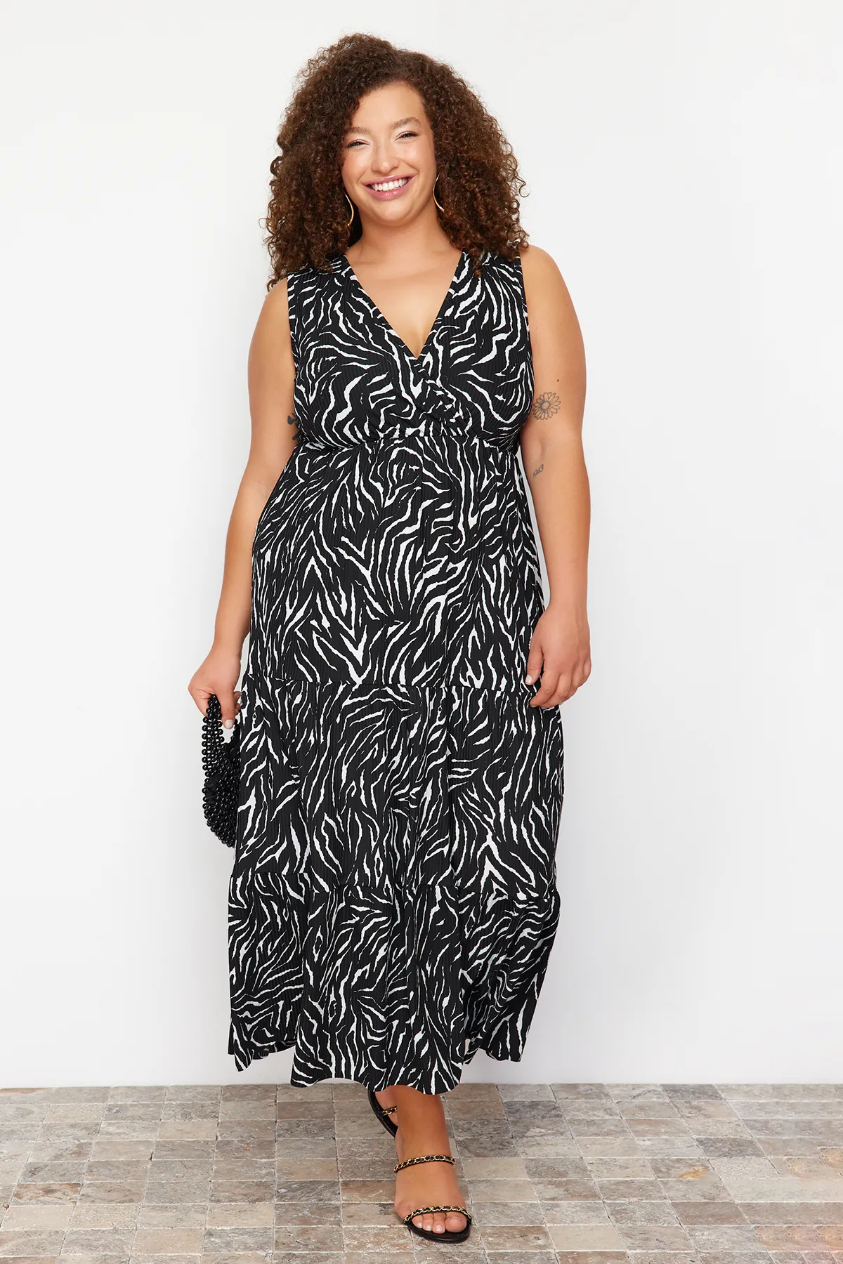 Trendyol Curve  Schwarzes A-Linien-Strickkleid mit Tiermuster TBBSS22AH00010