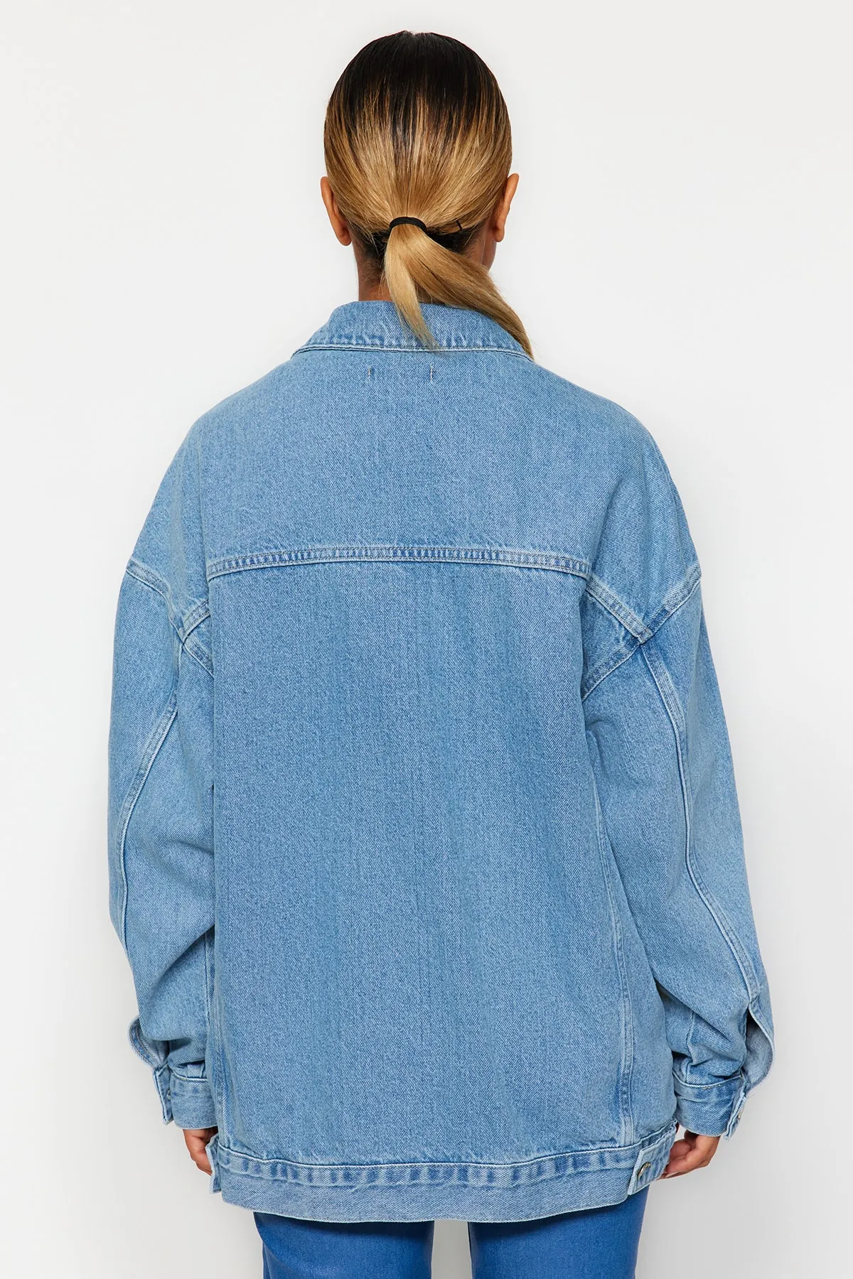 Trendyol Collection  Blaue Oversize-Trucker-Jeansjacke TWOAW23CE00189