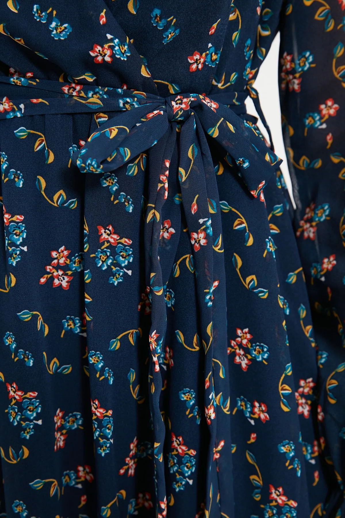 Trendyol Collection  Marineblaues, zweireihiges, gefüttertes Chiffon-Webkleid mit Blumendruck und Gürtel TWOAW20EL1628