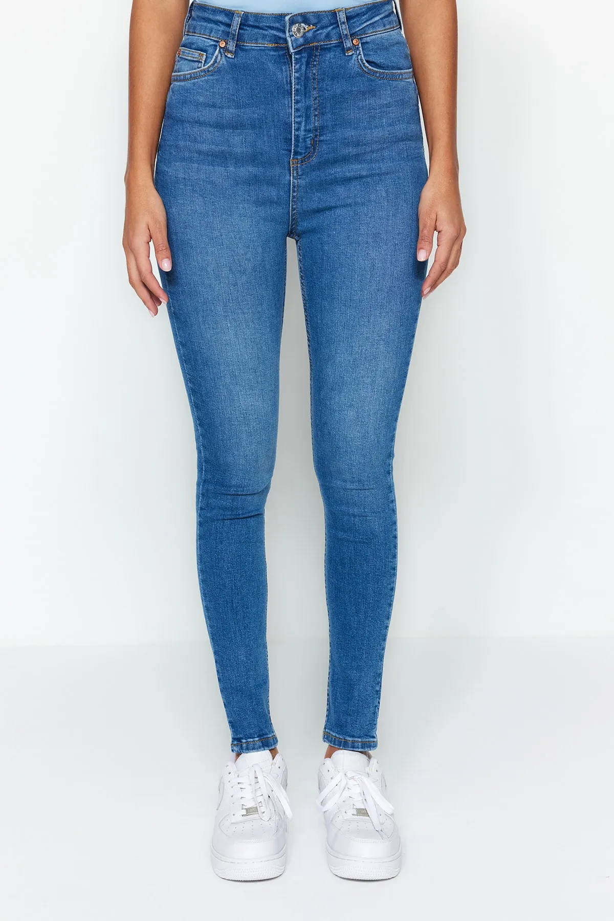 Trendyol Collection  Blaue Skinny Jeans mit normaler Taille TWOSS23JE00073
