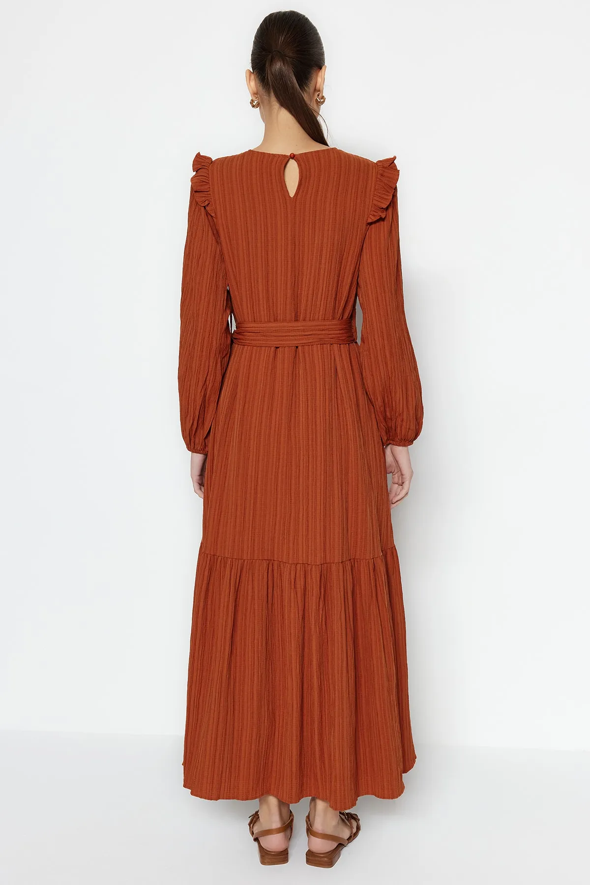 Trendyol Modest  Zimtfarbenes Kleid aus Viskose-Mischgewebe mit Gürtel, Rüschen an den Schultern und Volant-Futter TCTSS23EB00290