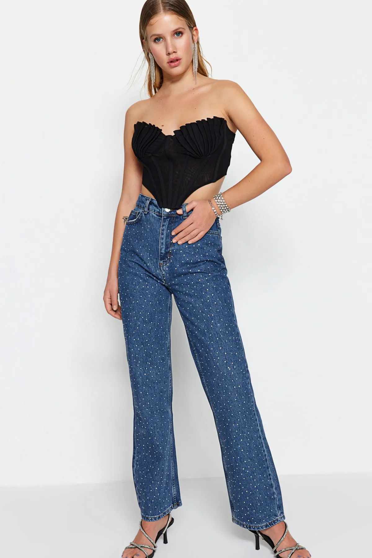 Trendyol Collection  Schwarzes Bustier aus bauchfreiem, gefüttertem Tüll TPRSS23BS00038