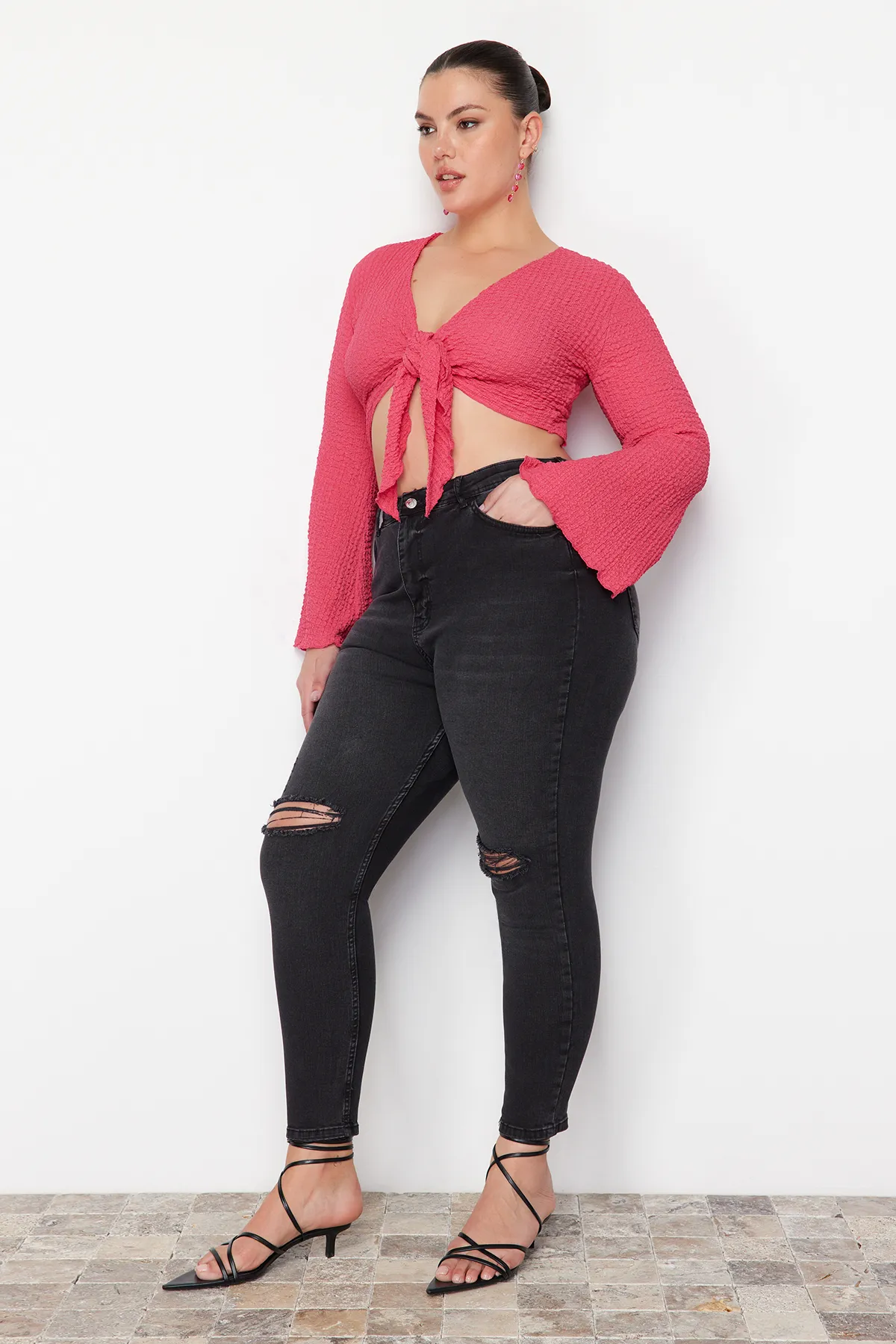 Trendyol Curve  Schwarze, dehnbare Skinny-Jeans mit hoher Taille und Destroy-Details TBBSS23CJ00014