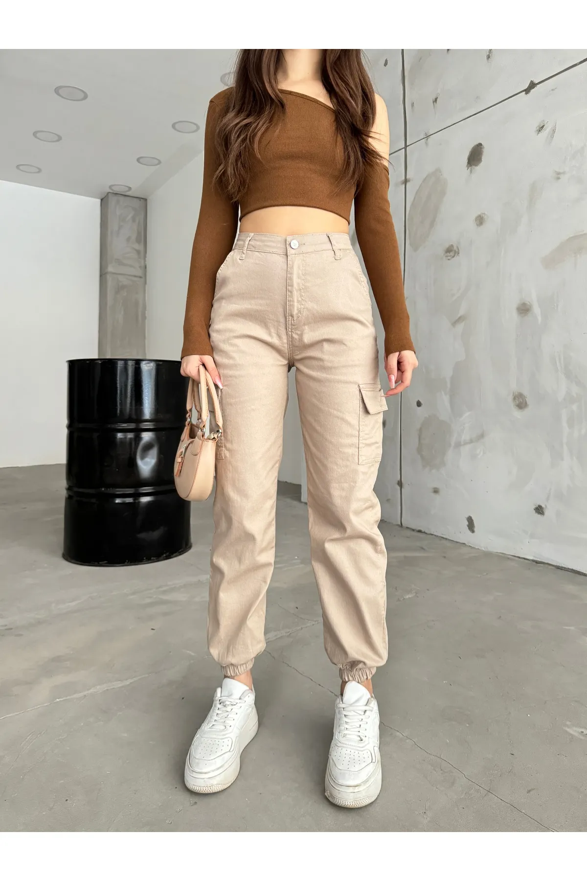 BİKELİFE  Beige Hose aus Gabardine-Stoff mit Cargotaschen