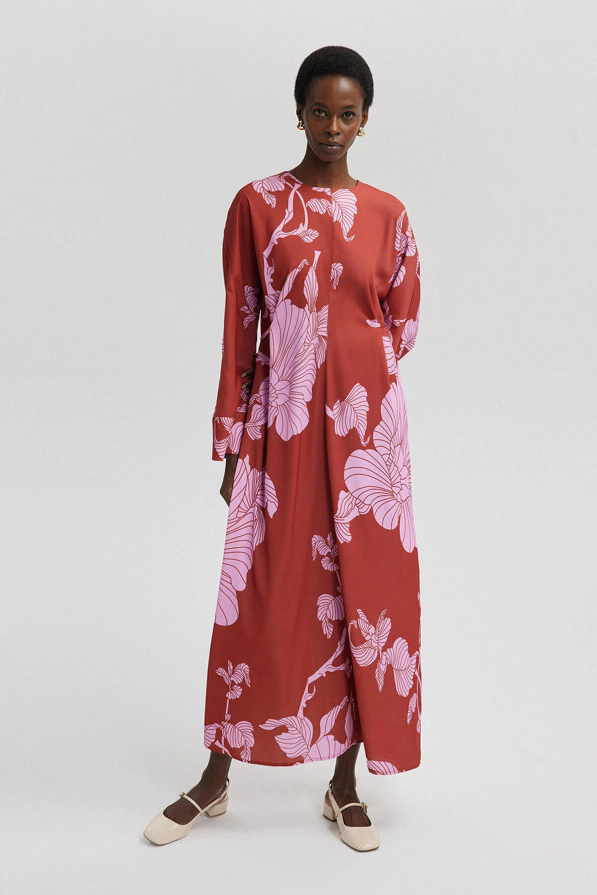 Touché Privé  KLEID AUS SATIN MIT GÜRTEL
