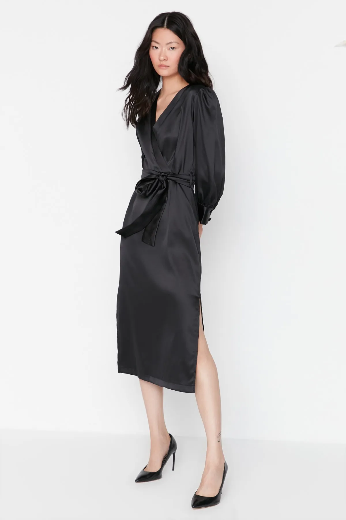 Trendyol Collection  Schwarzes, detailliertes Kleid aus Satin mit Krawatte TWOAW23EL01383