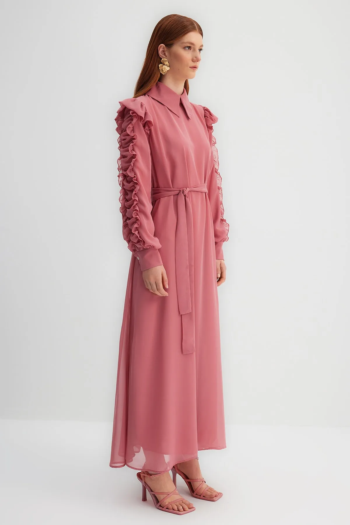 Trendyol Modest  X Kevser Sarıoglu Abendkleid aus Chiffon mit Rüschen und Kragen aus getrockneten Rosen TCLSS23DB00000