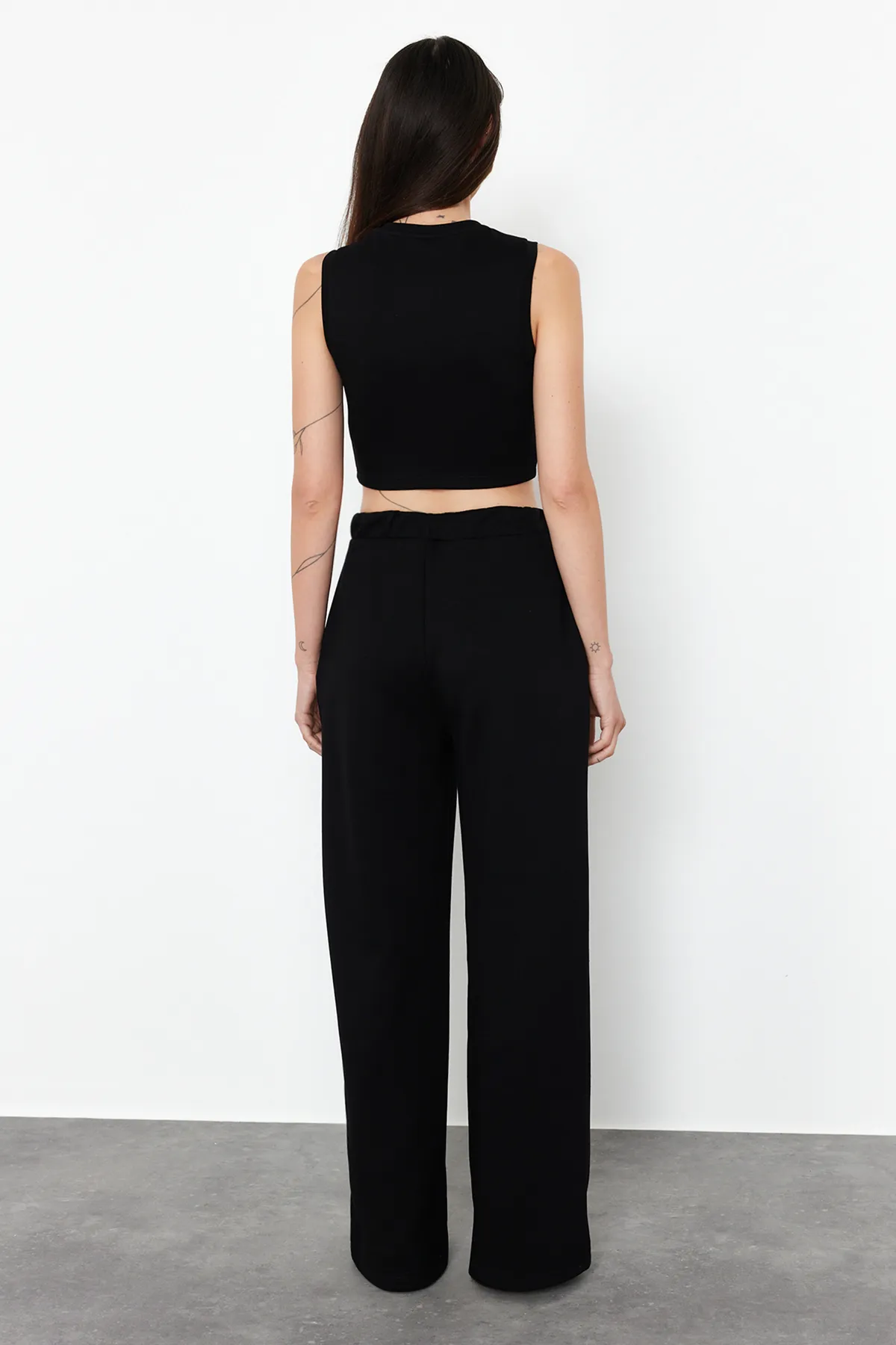 Trendyol Collection  Schwarzes, ärmelloses Crop-Top, entspannte Passform, gestricktes Oberteil und Unterteil, Set TWOSS24AU00121