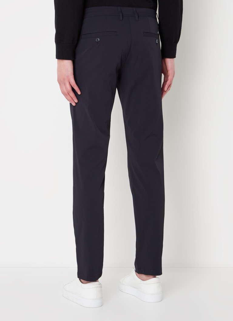 Pantaloni chino slim fit de la Armani Exchange, cu talie elastică și buzunare laterale.