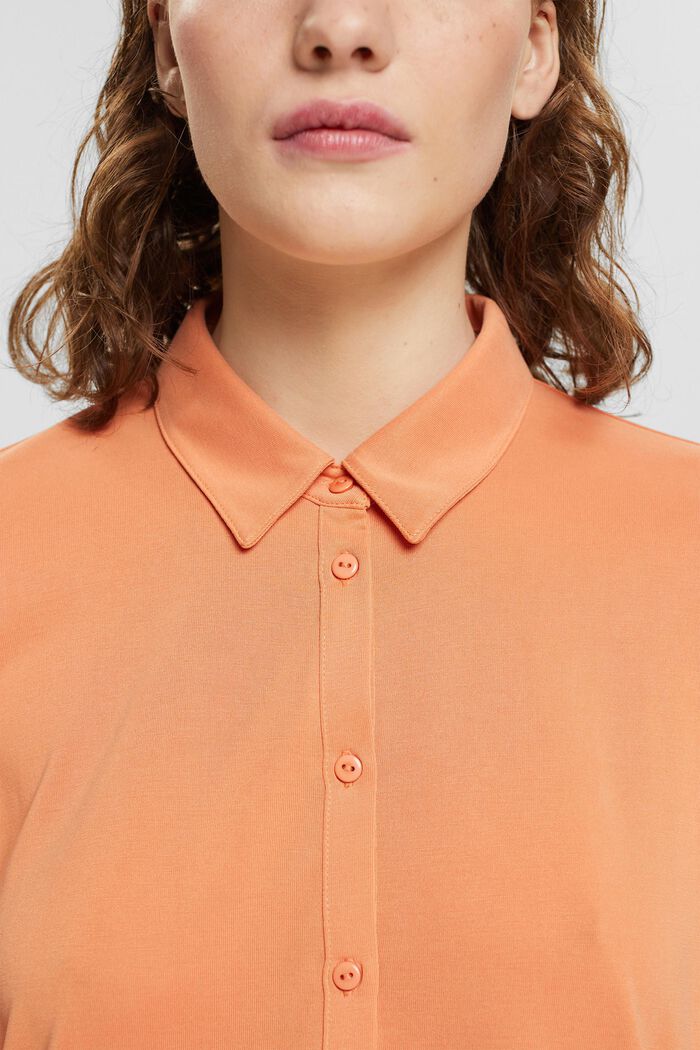 Bluse mit Knöpfen
