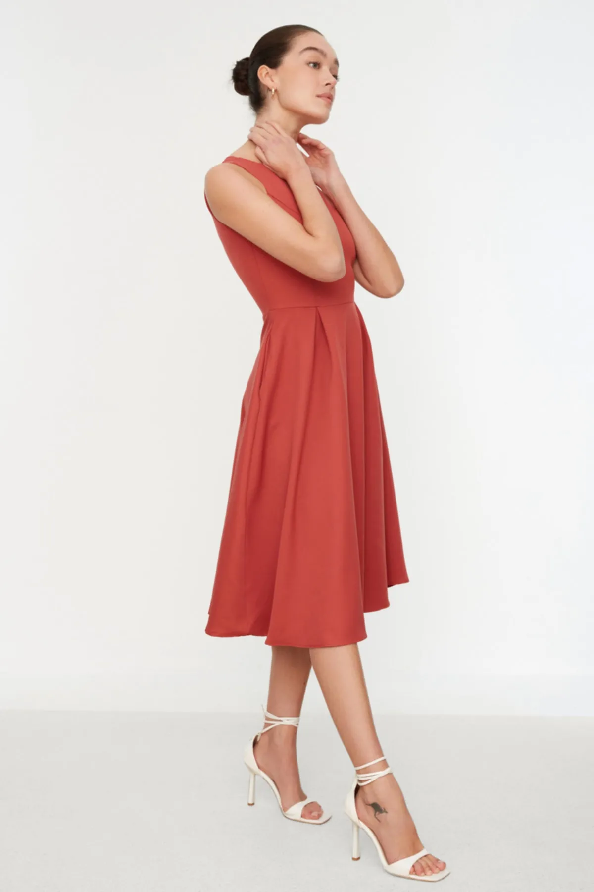 Trendyol Collection  Dried Rose Taillenöffnung Midi-Plissee-Webkleid TWOSS20EL0980