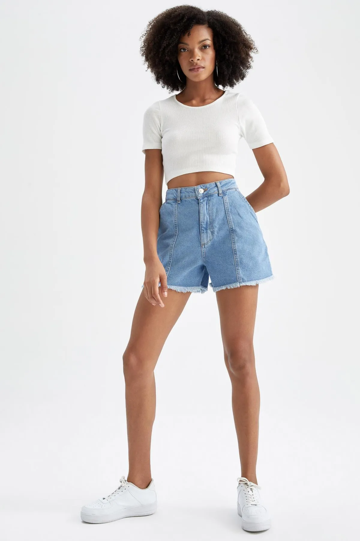 DeFacto  Mom-Fit-Jeans mit hoher Taille und Cut-Toe-Shorts aus 100 % Baumwolle