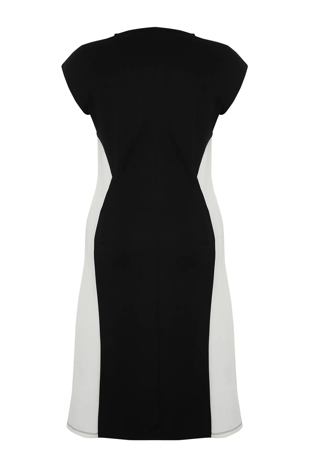 Trendyol Curve  Schwarz-weißes, farbblockiertes Midi-Strickkleid TBSSS24AH00143