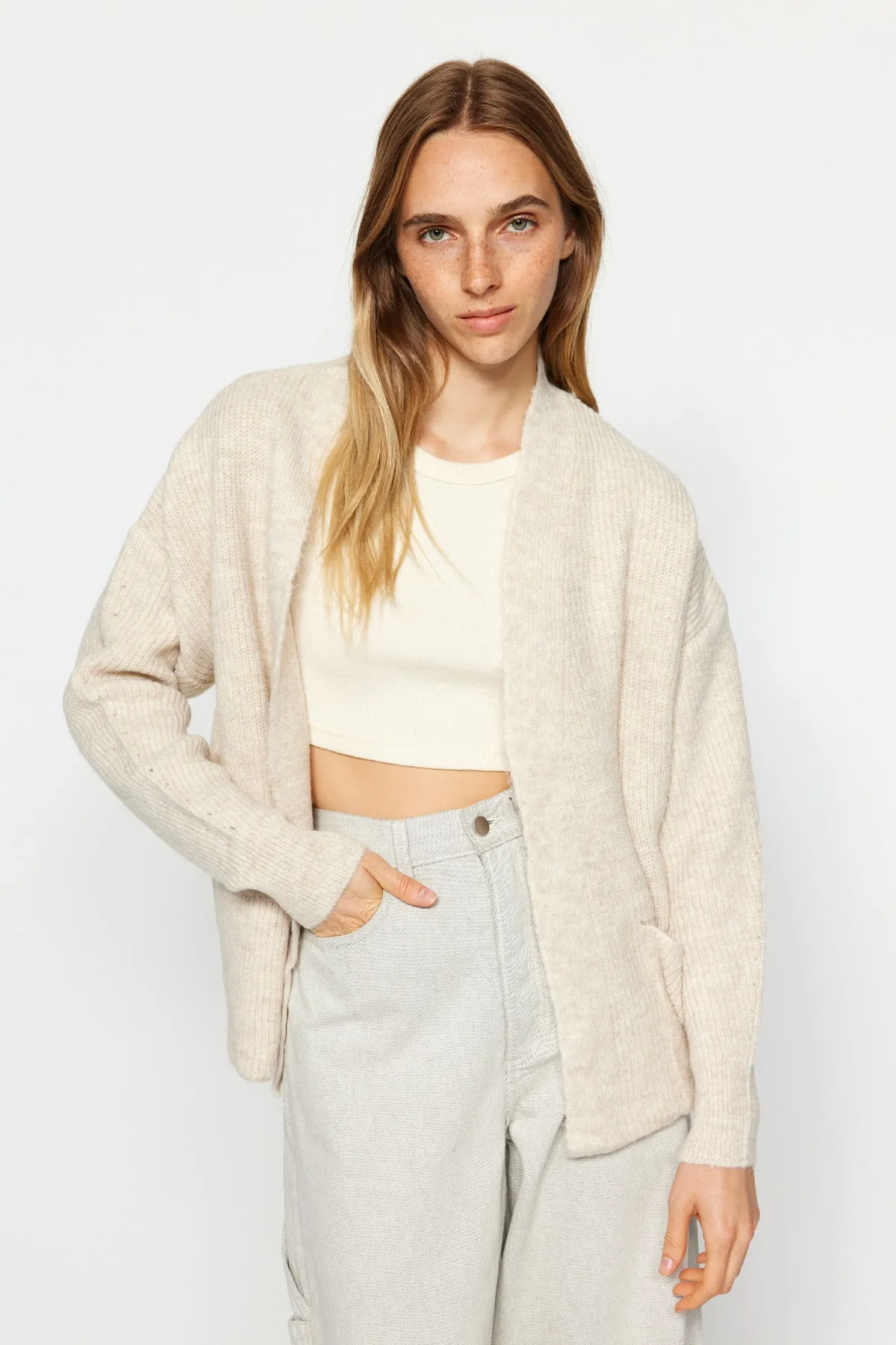Trendyol Collection  Stone Wide Fit Weich strukturierte Strick-Cardigan mit Taschendetail TWOAW24HI00133