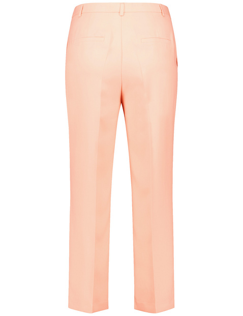 Schlichte Hose mit Bügelfalten