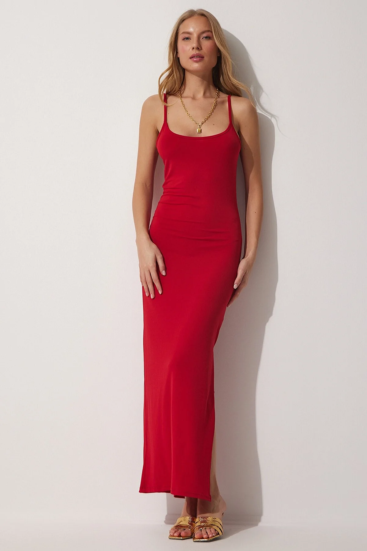 Happiness İstanbul  Langes Sommerstrickkleid aus Saran mit roten Trägern für Damen UB00027