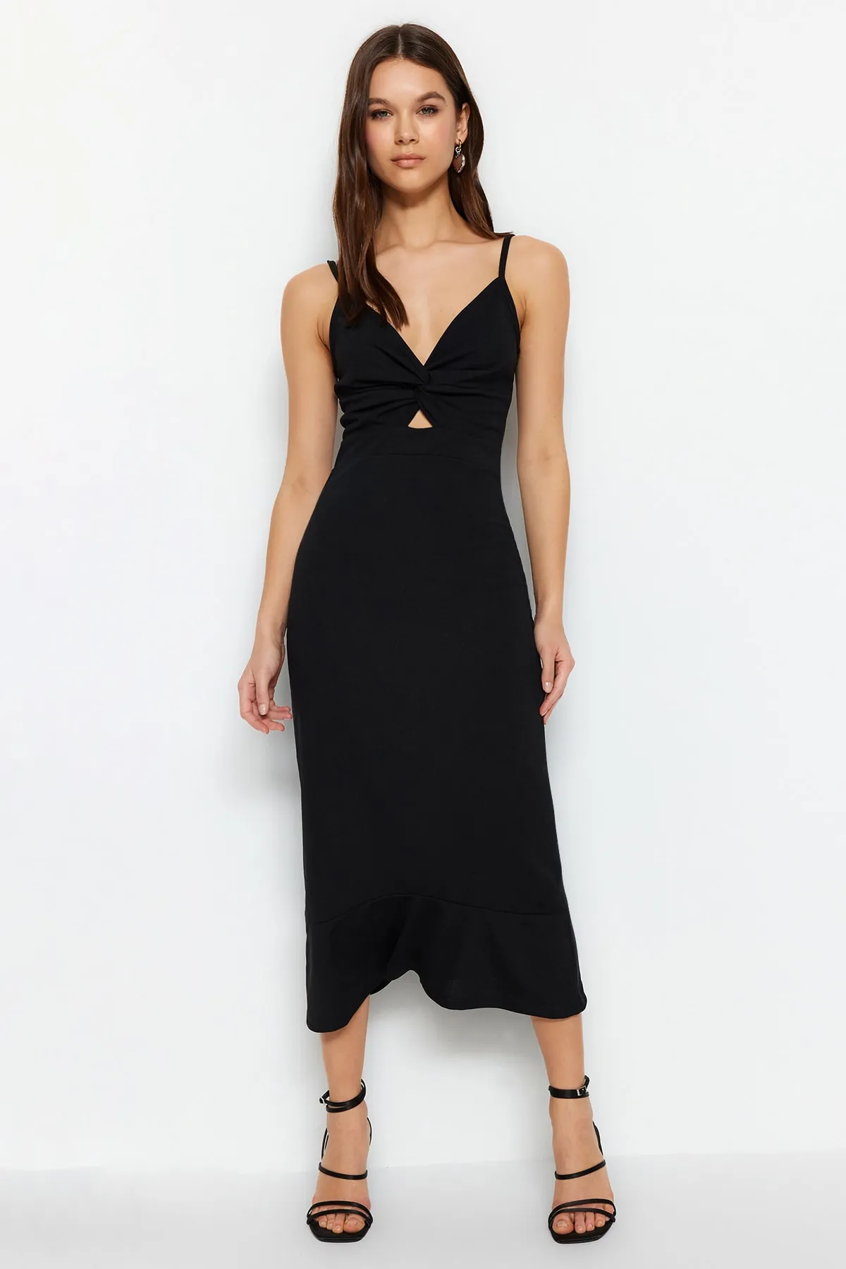 Trendyol Collection  Schwarzes Mini-Strickkleid aus Crêpe mit Trägerausschnitt, detailliertem Volant und herzförmigem Ausschnitt TWOSS23EL02097