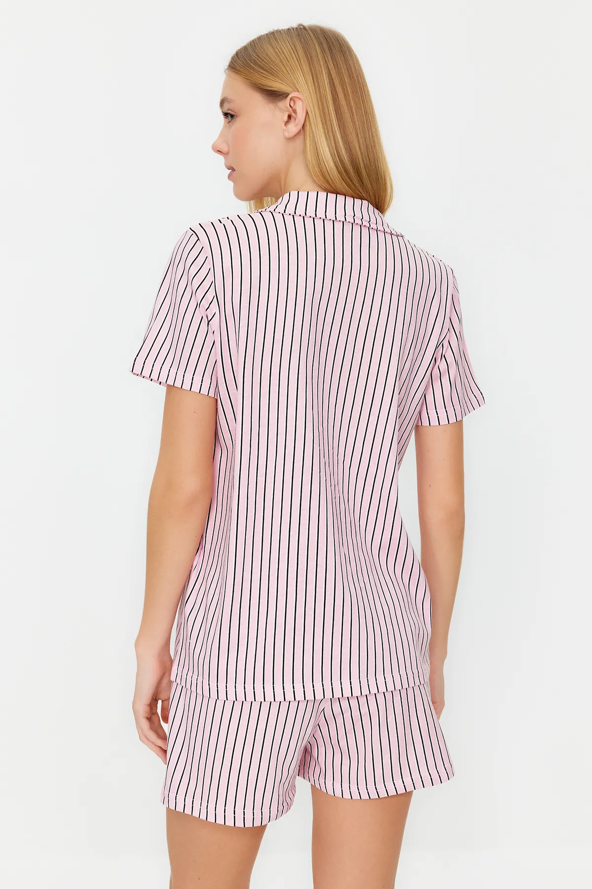 Trendyol Collection  Puderfarbenes, gestreiftes Strick-Pyjama-Set aus 100 % Baumwolle THMSS24PT00043