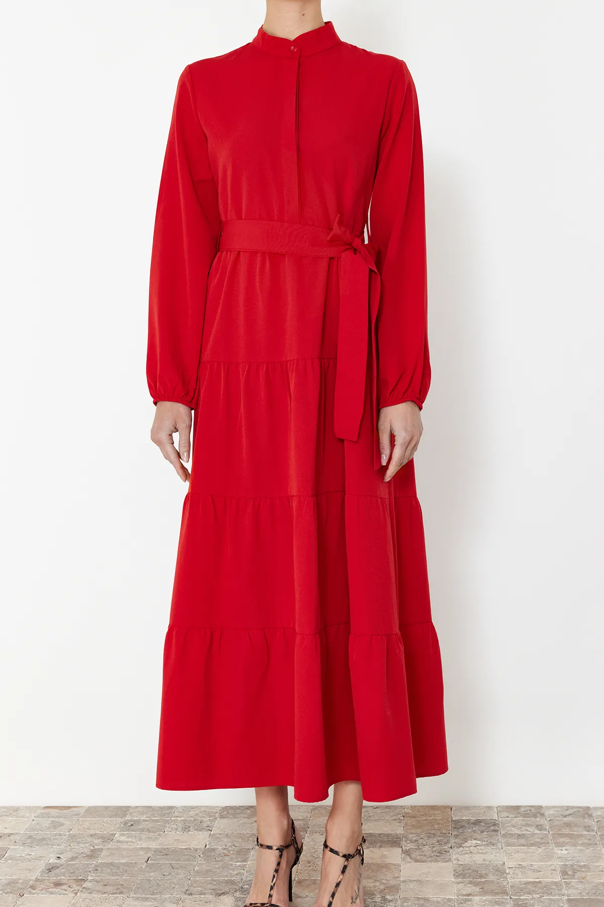 Trendyol Modest  Rotes gewebtes Kleid mit Gürtel, dominantem Kragen und Knopfdetail TCTSS21EL3343