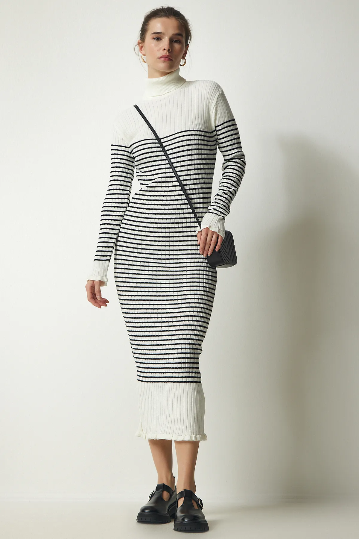 Happiness İstanbul  Gestreiftes Strickkleid mit Rollkragen für Damen in Ecru DD01265