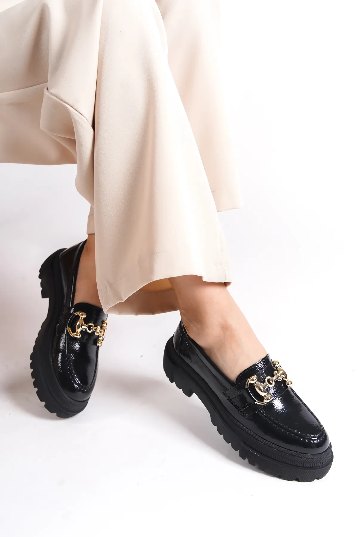Capone Outfitters  Damen-Loafer mit ovaler Zehenpartie und Metallschnalle mit Trak-Sohle