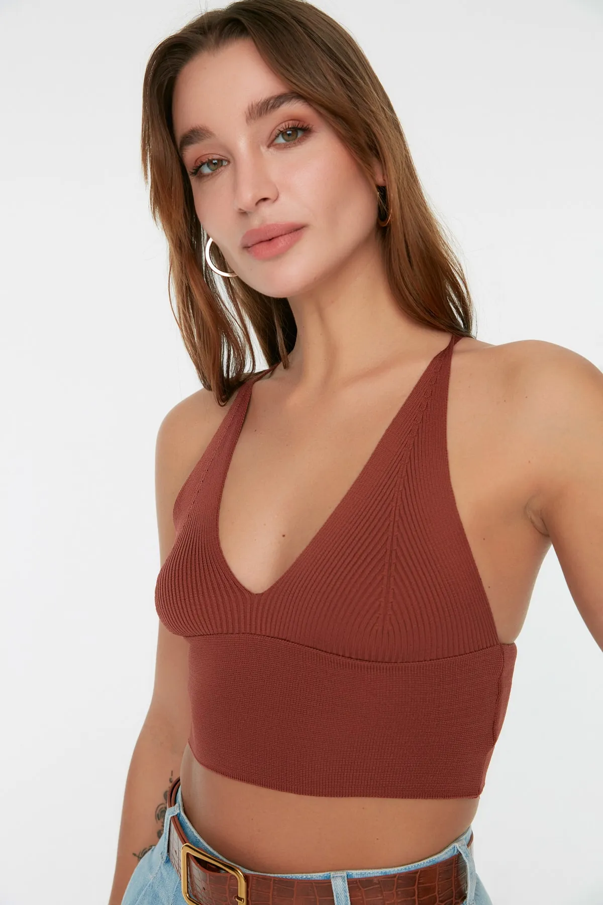 Trendyol Collection  Superkurze Strickbluse in Braun - Rückendetail, TWOSS22BZ0760