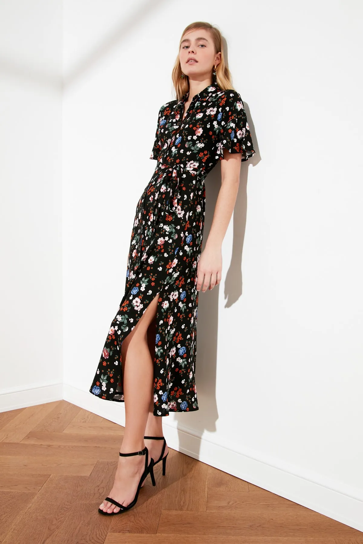 Trendyol Collection  Blaues Maxi-Hemdkleid aus gewebter Viskose mit Blumenmuster und Gürtel TWOSS19EL0094