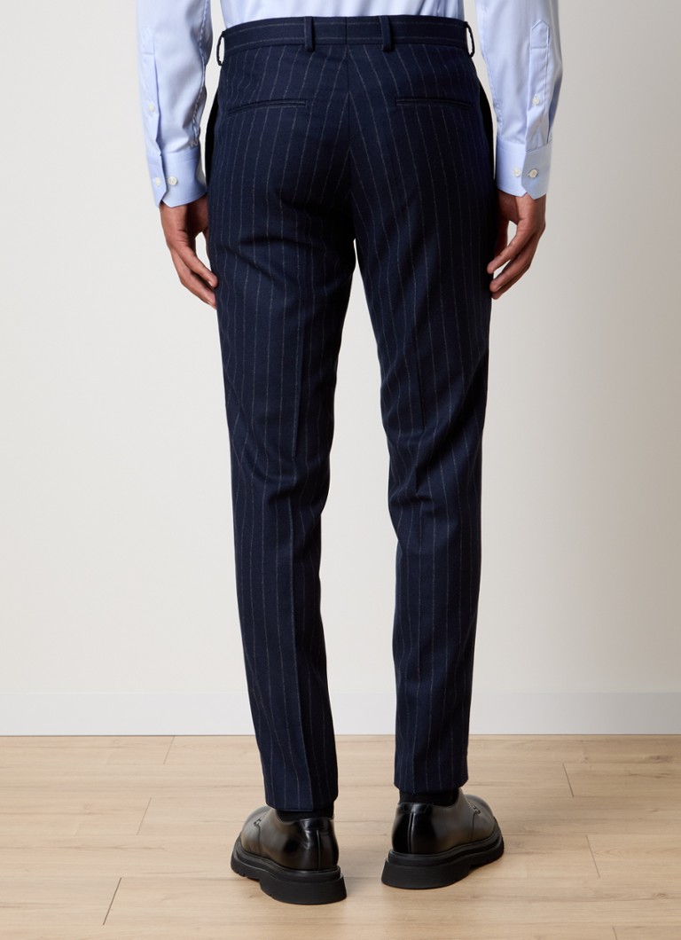 Pantaloni eleganți din lână cu dungi subțiri, de la Oscar Jacobson Denz.