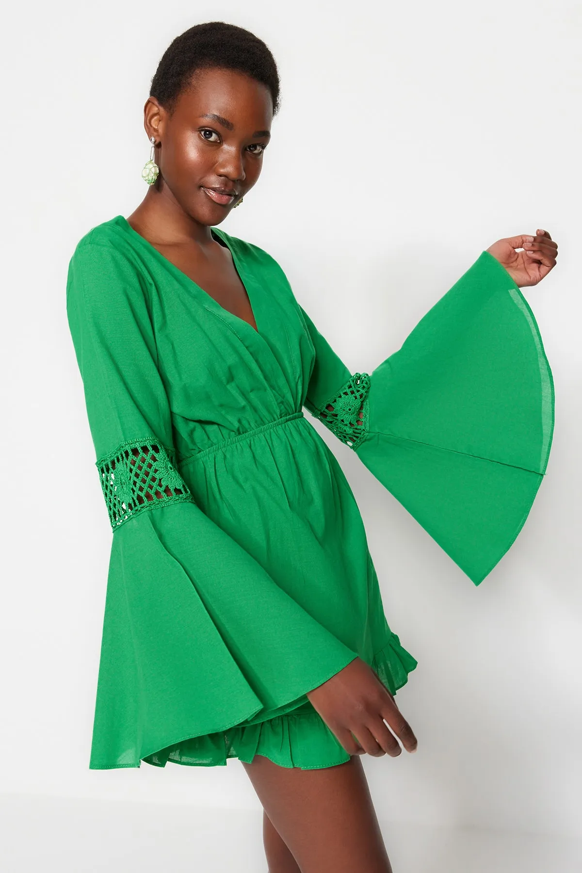 Trendyol Collection  Tropisches grünes Mini-Strandkleid aus gewebter Spitze aus 100 % Baumwolle TBESS23EL00034