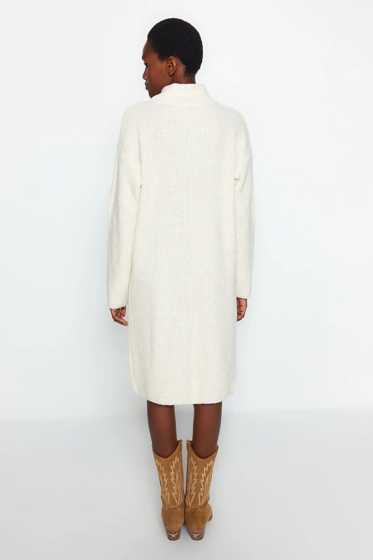 Trendyol Collection  Steinfarbenes Mini-Strickkleid mit hohem Kragen TWOAW24EL00058