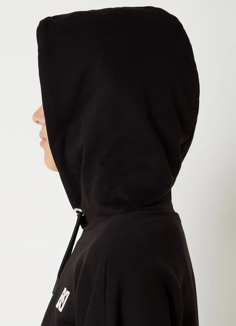 Abito maglione corto di Nikkie Ames con dettagli a pieghe e ricamo del logo.