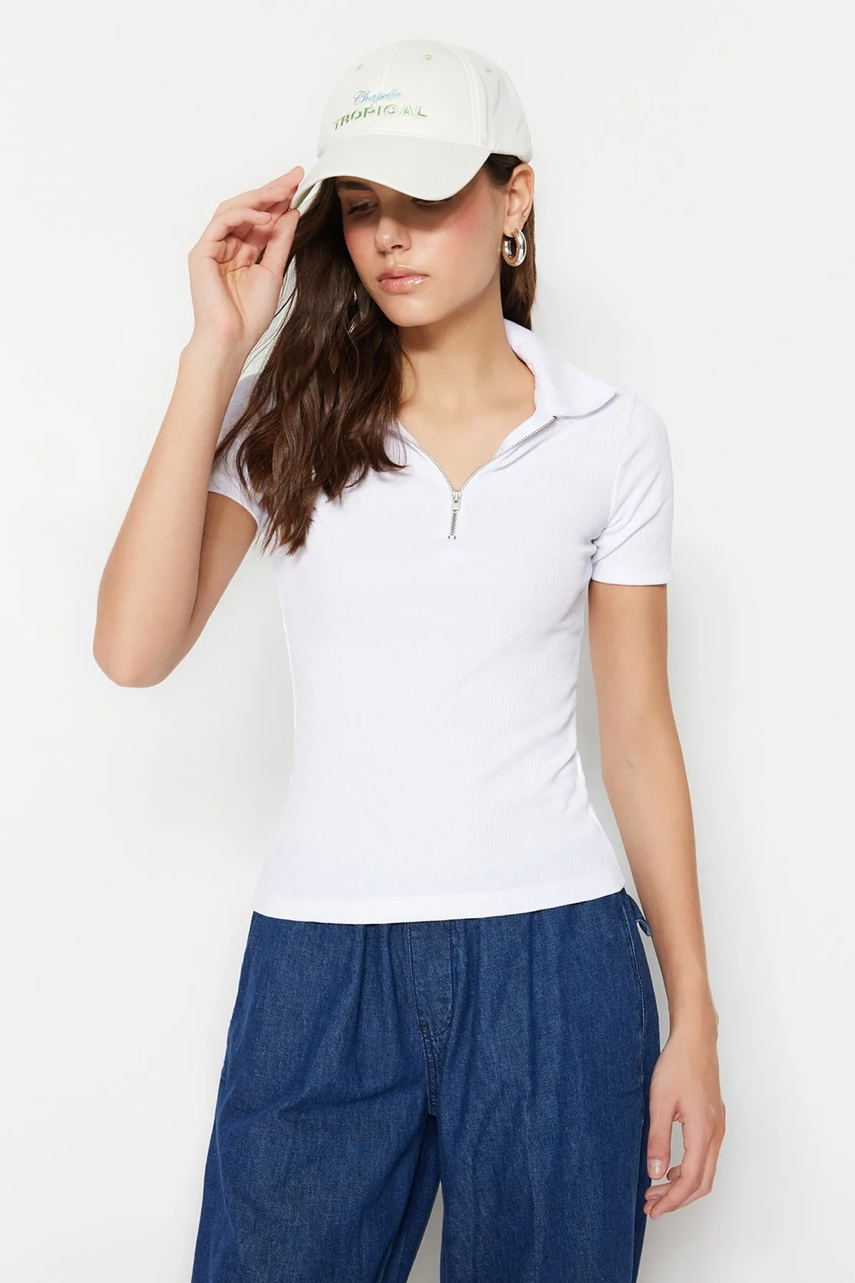 Trendyol Collection  Weiße gerippte, dehnbare Strickbluse mit Reißverschluss und detailliertem Polo-Ausschnitt TWOSS23BZ00496