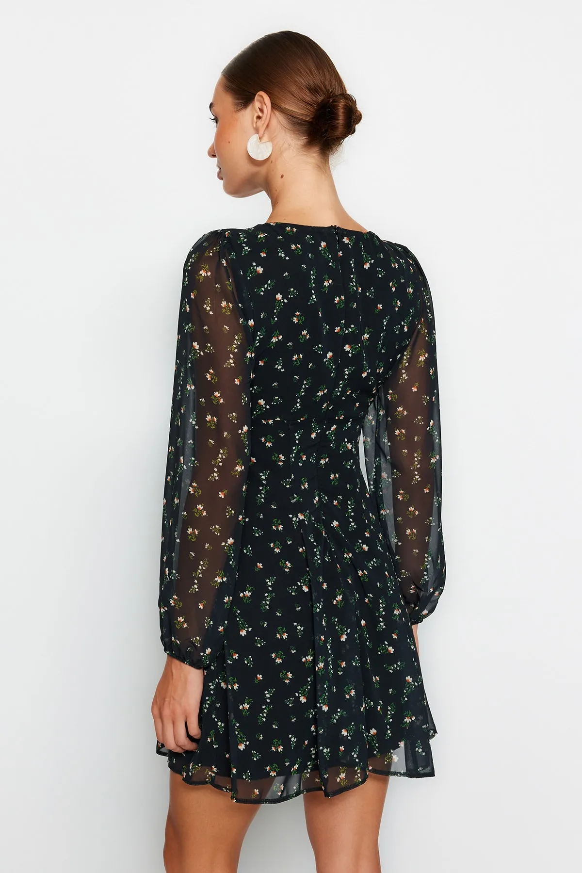 Trendyol Collection  Schwarzes, mit Blumenmuster bedrucktes Mini-Kleid aus Chiffon mit Futter und V-Ausschnitt TWOAW24EL00320