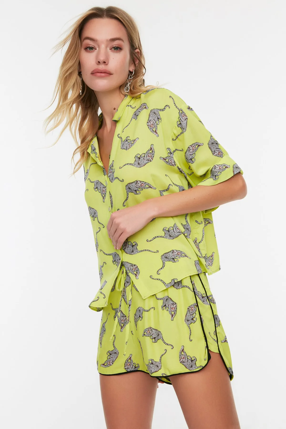 Trendyol Collection  Hellgrünes gewebtes Hemd-Shorts-Set mit Tiermuster TBESS21AU0078
