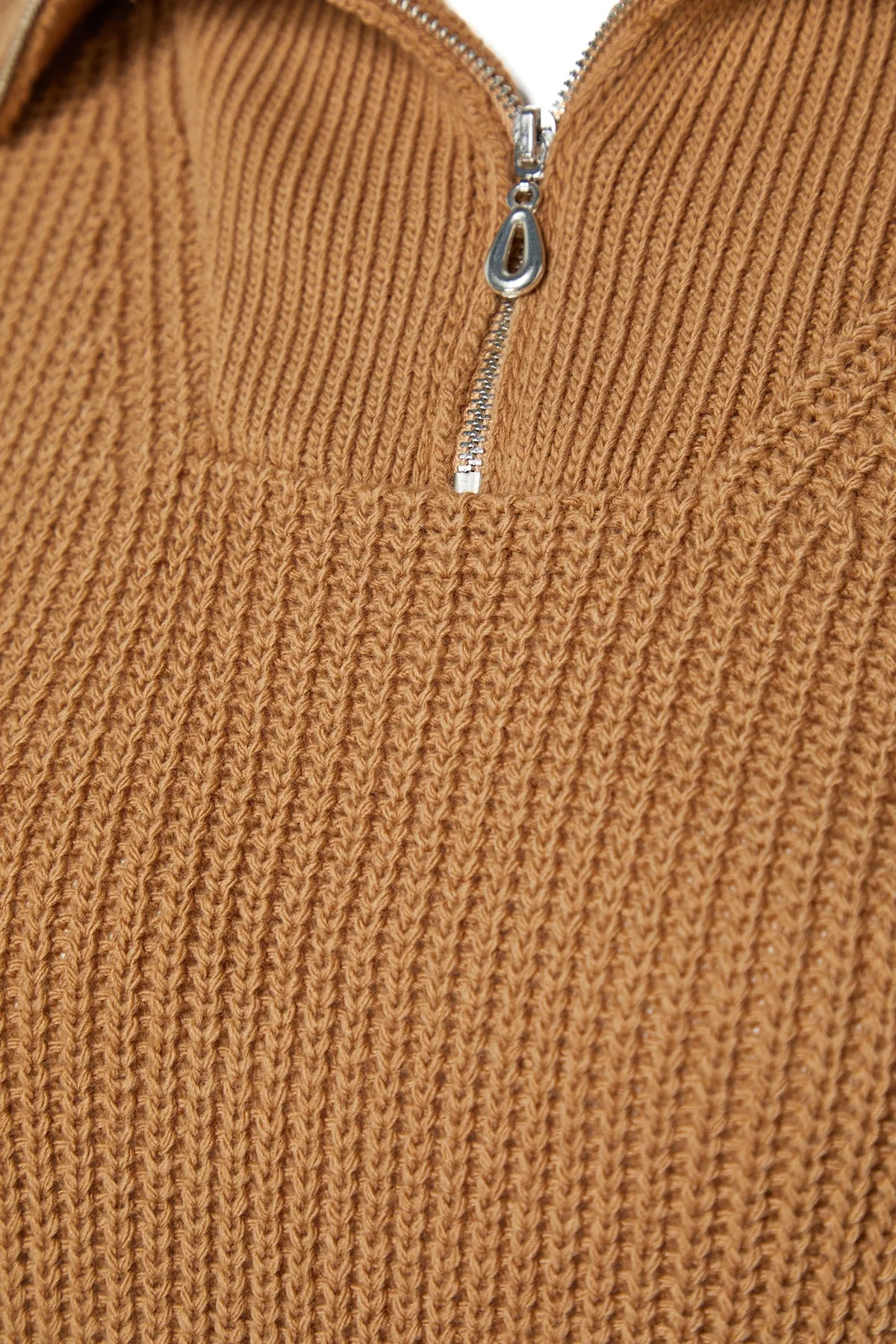 Trendyol Modest  Kamelfarbener, detaillierter Strickpullover mit Reißverschluss TCTAW24AK00137