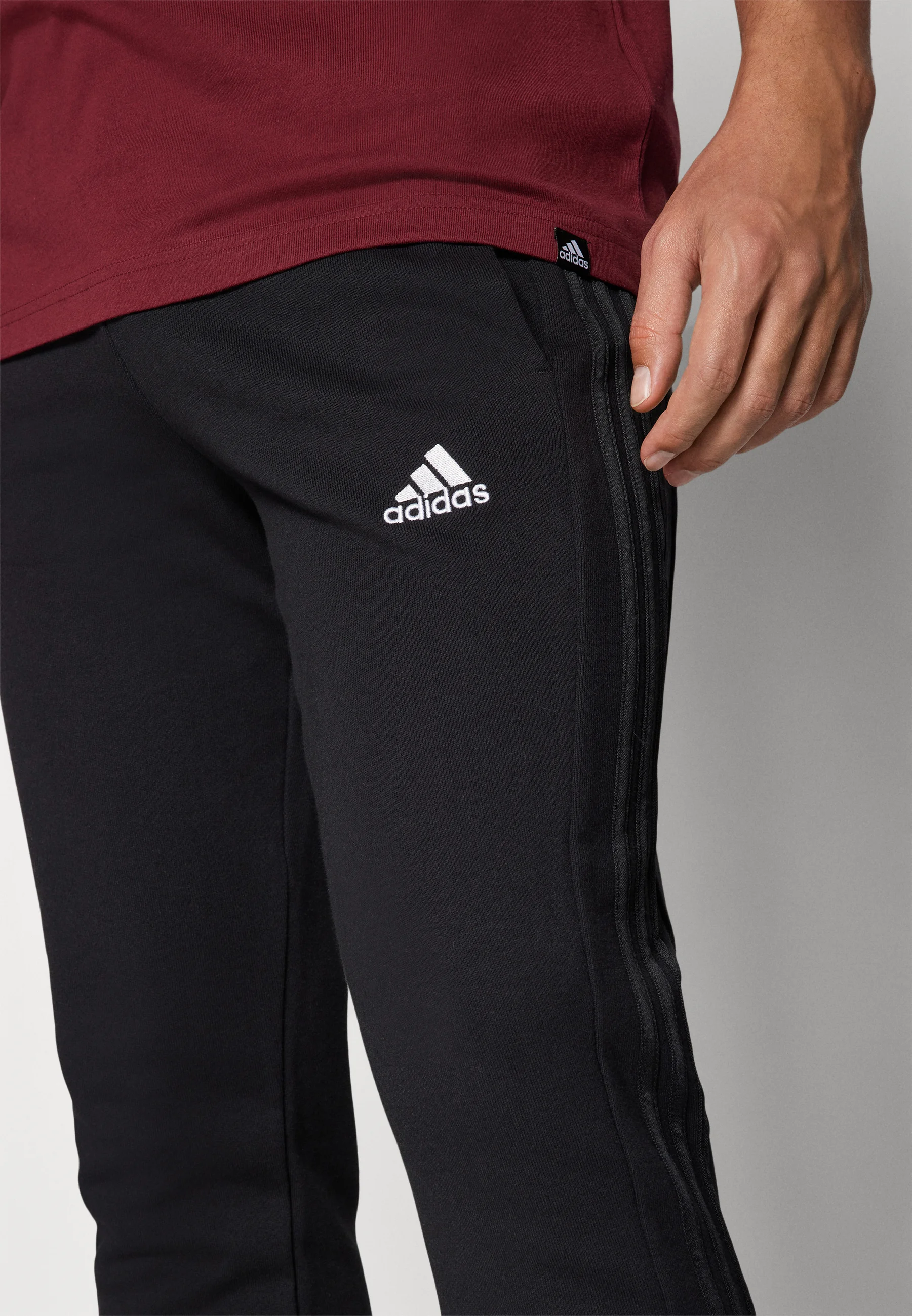 adidas Sportswear ESSENTIALS TAPERED CUFFED 3-STRIPES - Pantalón deportivo