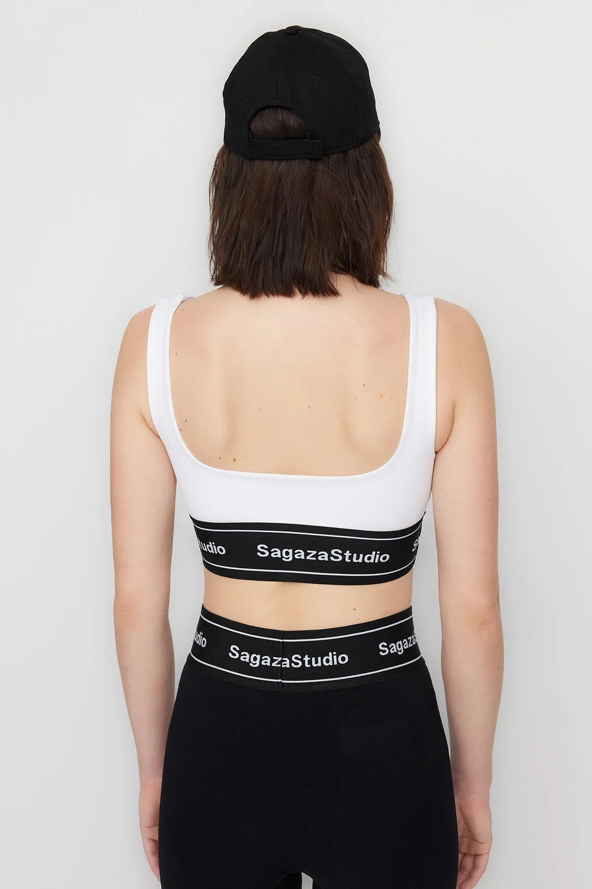 Trendyol Collection  X Sagaza Studio Weißer Supportive Recovery Sport-BH mit eckigem Kragen TCLSS23SS00002